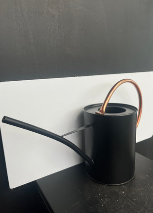 schwarze Gießkanne