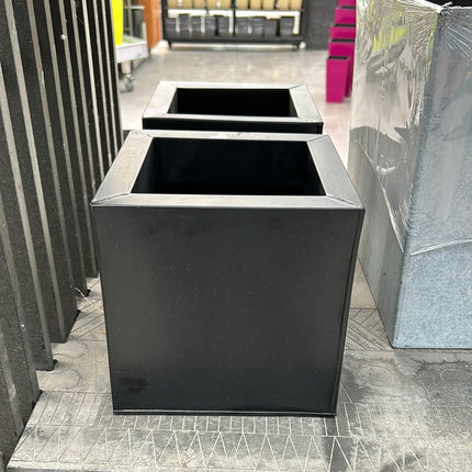 Cubremacetas metálico pequeño