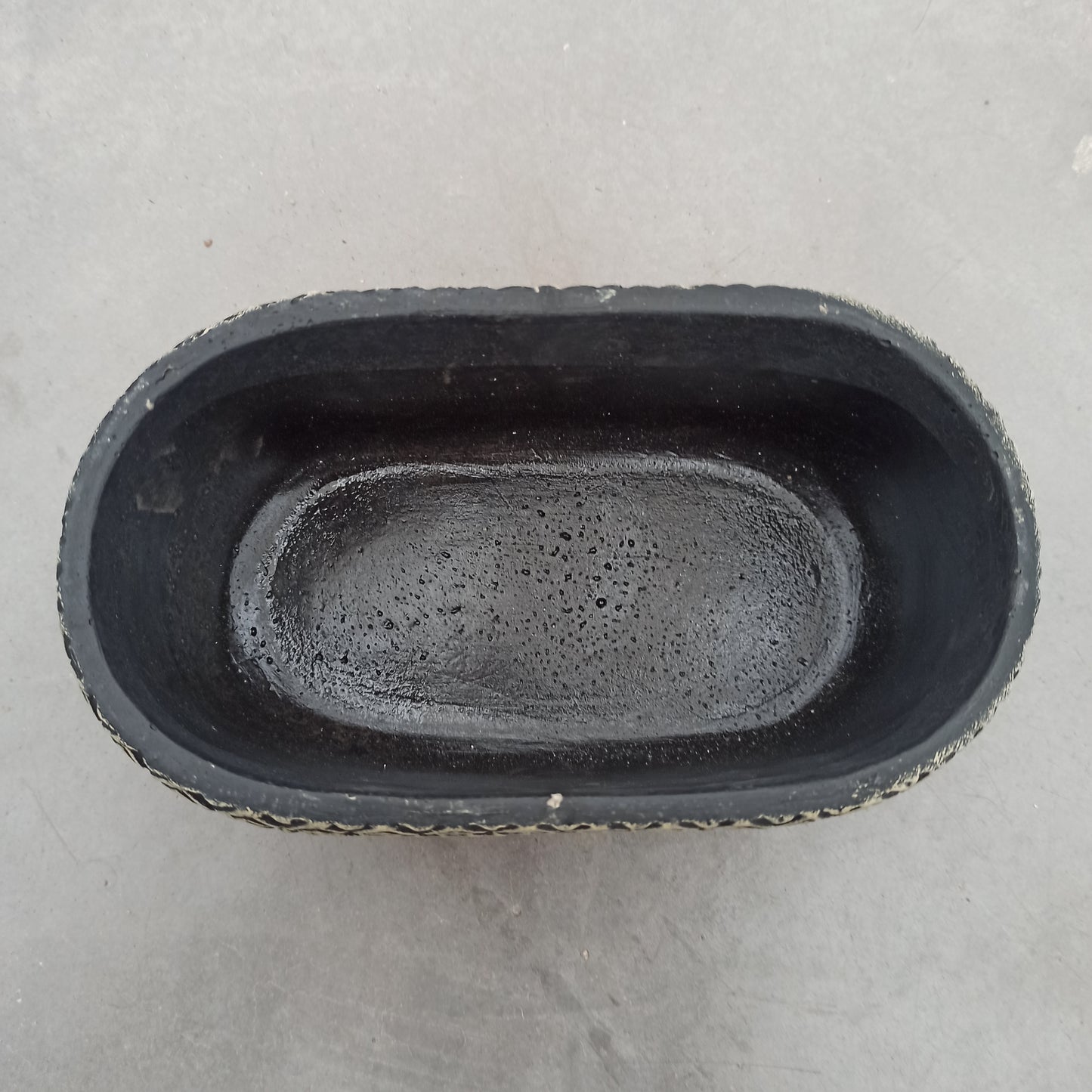 Black oval pot 11 x 9 cm
