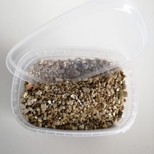 Exfoliated vermiculite 